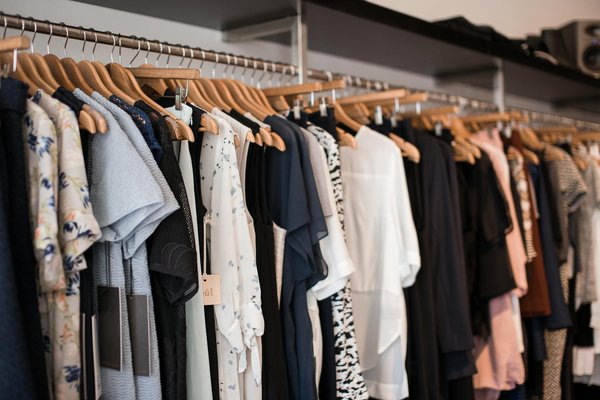 Transformez votre style professionnel avec des robes asymétriques élégantes et modernes !